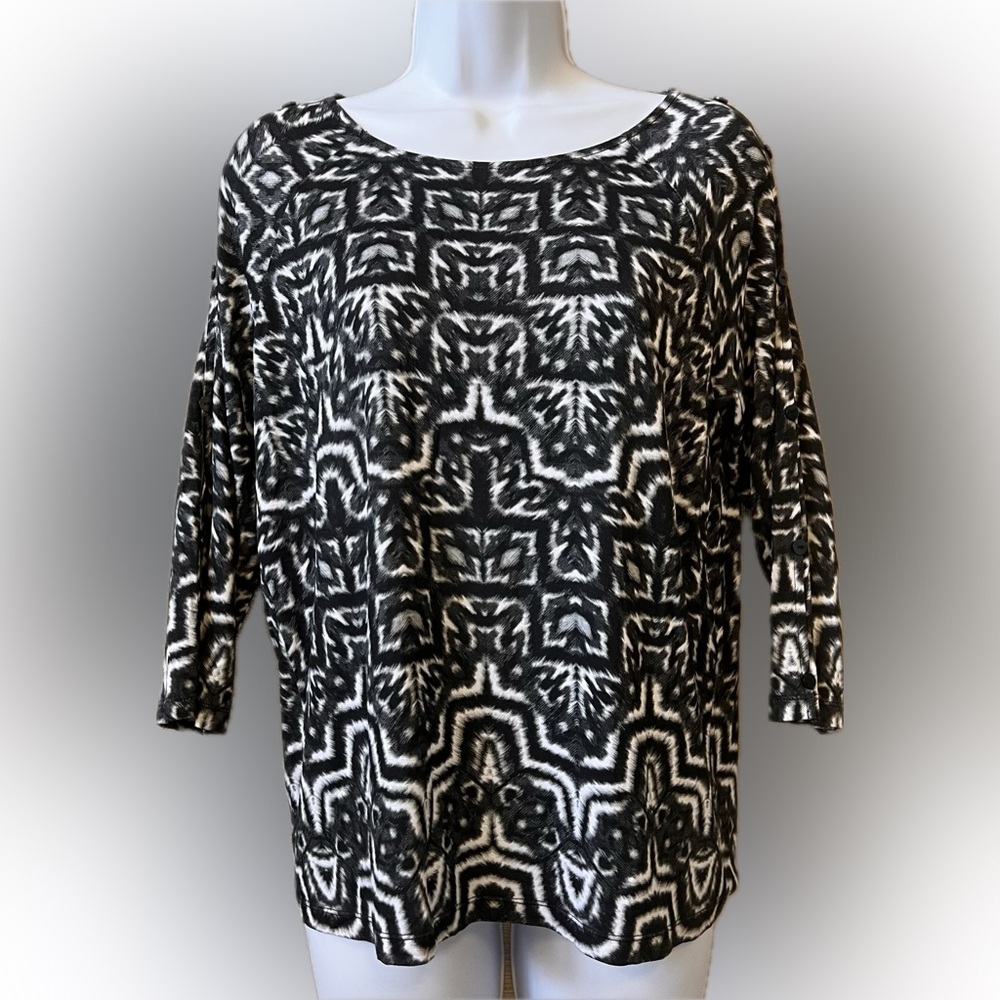 Chico's Black and White geometric Patterned Top 1 8/10 M lovely piece! 💕